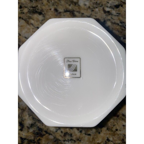 Vintage WHITE IRIS Porcelain Trinket Keepsake Box Japan Jewelry Box - Picture 6 of 6